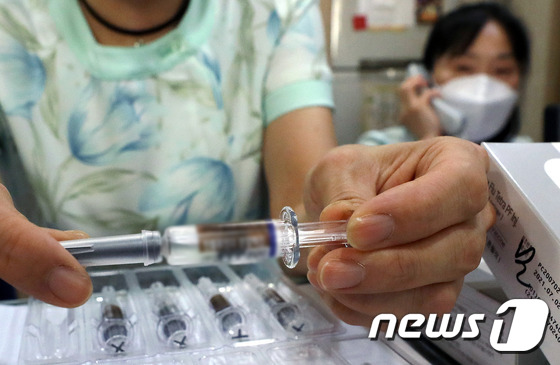 서울 송파구의 한 소아병원에서 본 독감 백신 앰플의 모습.2020.9.22/뉴스1 © News1 이동해 기자