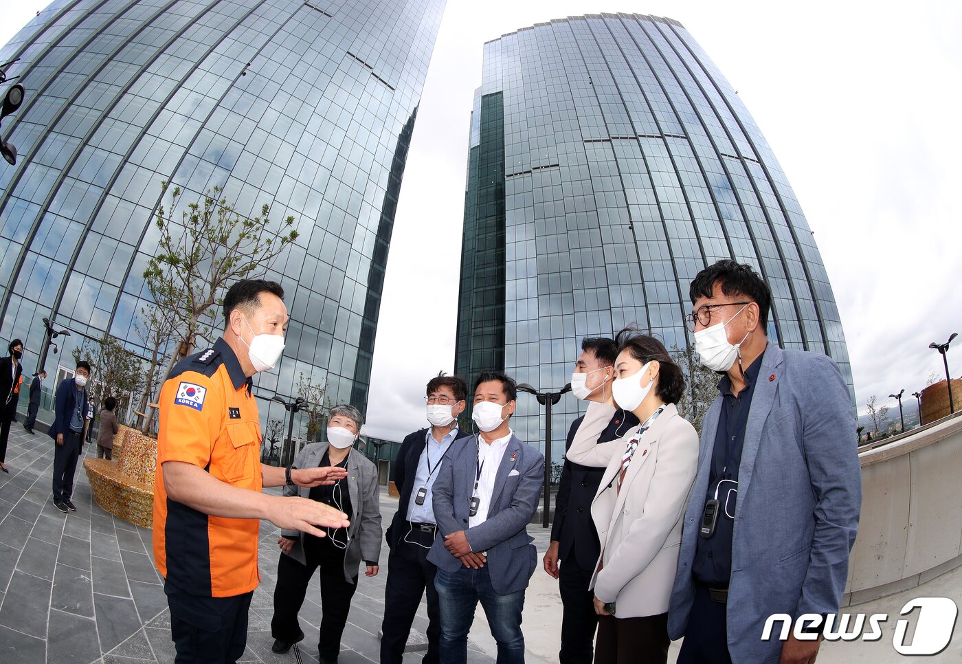 본문 이미지 - 제주도의회 보건복지안전위원회가 22일 제주 제주시 노형동 제주 드림타워 복합리조트에서 소방안전분야 시설을 점검하고 있다.(제주도의회 제공)2020.9.22 /뉴스1 ⓒ News1 오미란 기자