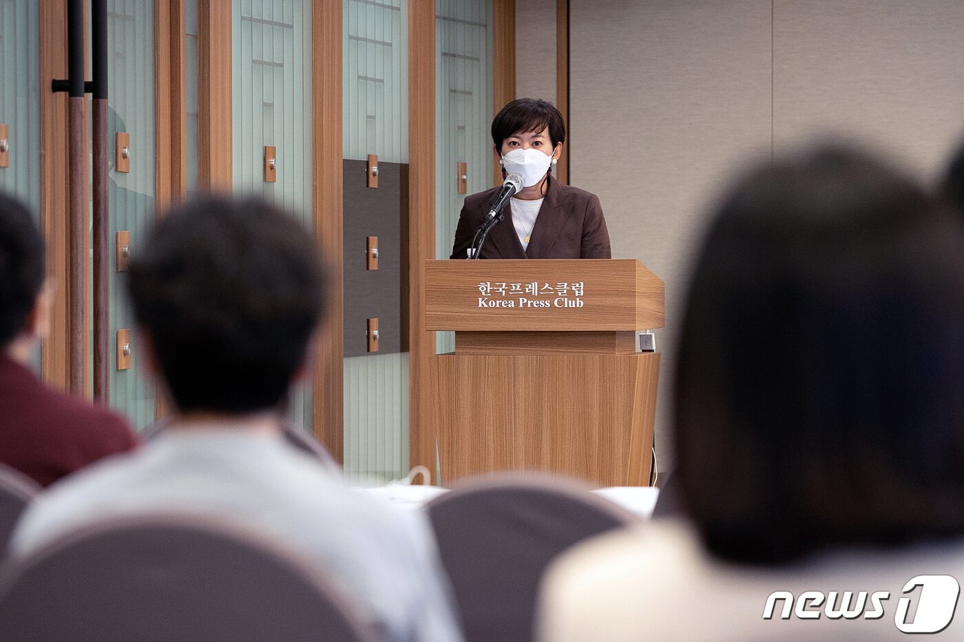 본문 이미지 - 양현서 카카오 부사장이 22일 오후 서울 중구 프레스센터에서 열린 '온라인 혐오표현이란 무엇인가' 세미나에서 축사하고 있다. 2020.9.22/뉴스1 ⓒ News1 이승배 기자