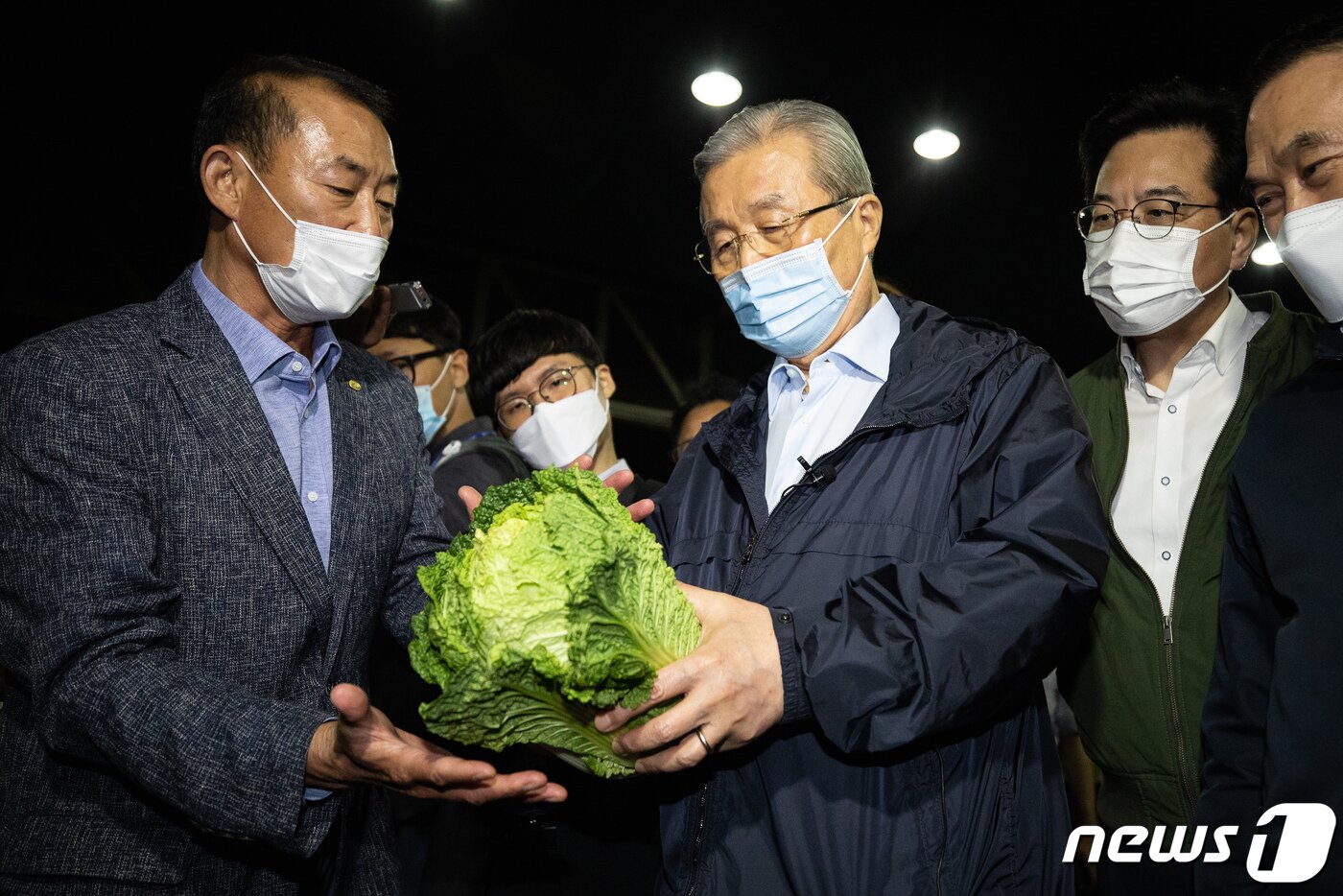 본문 이미지 - 김종인 국민의힘 비상대책위원장이 22일 밤 서울 송파구 가락시장을 찾아 배추 경매 현장을 둘러보고 있다. 2020.9.22/뉴스1 ⓒ News1 유승관 기자