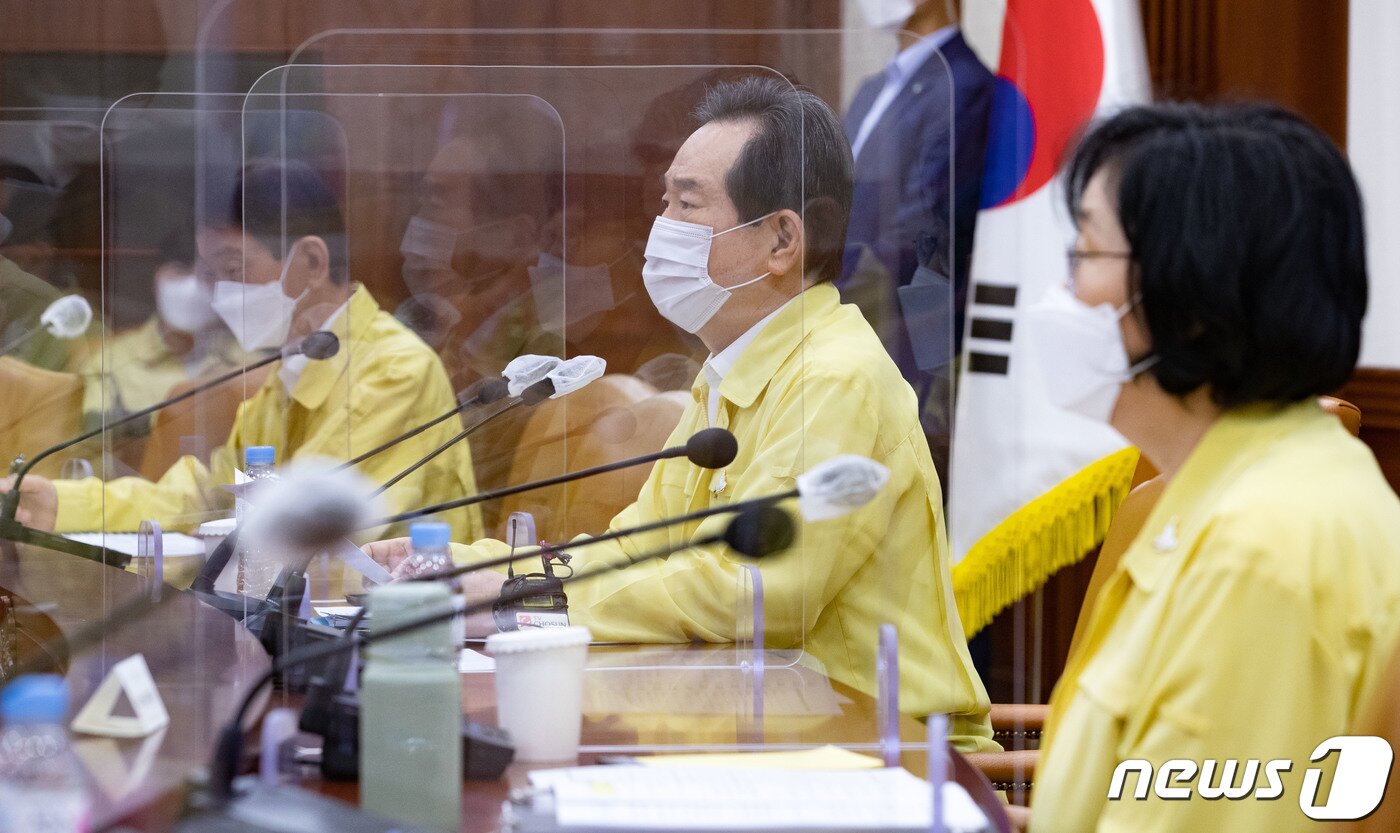 본문 이미지 - 정세균 국무총리가 23일 오전 서울 세종대로 정부서울청사에서 열린 신종 코로나바이러스 감염증(코로나19) 대응 중앙재난안전대책본부 회의에서 모두발언을 하고 있다. 2020.9.23/뉴스1 ⓒ News1 이재명 기자