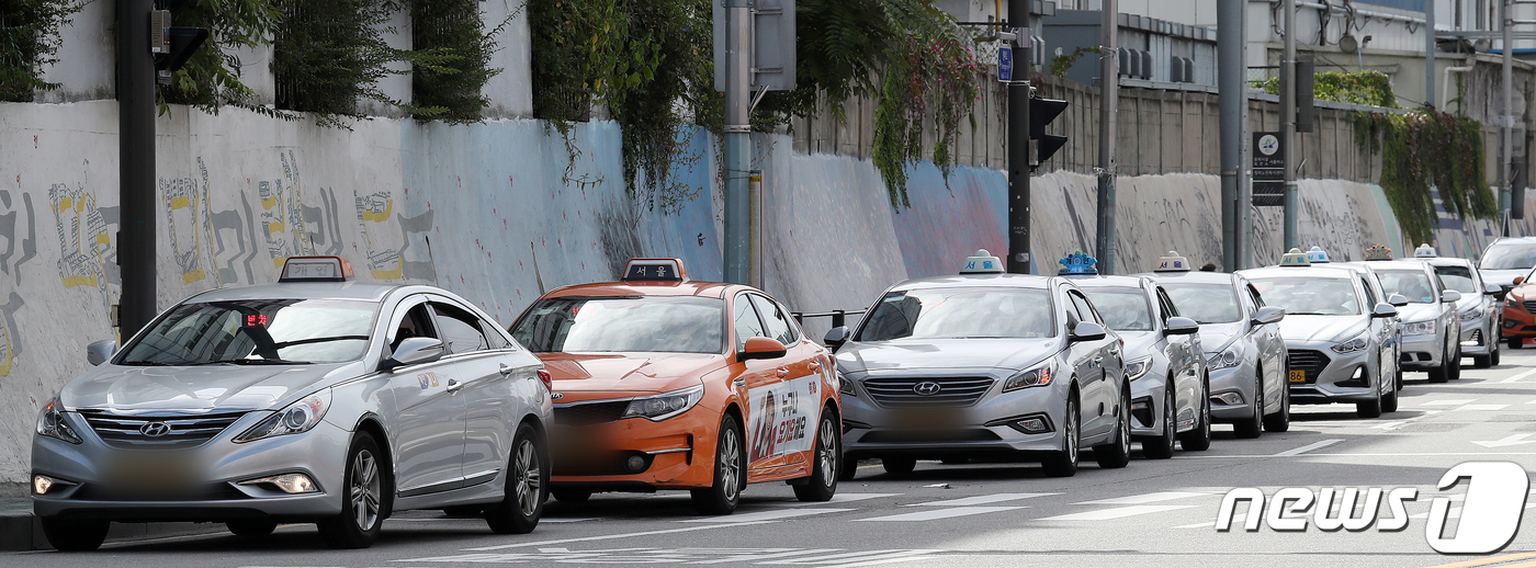 (서울=뉴스1) 김진환 기자 = 신종 코로나바이러스 감염증(코로나19)가 재확산 중인 가운데 23일 오전 서울역 앞에서 택시들이 손님을 기다리고 있다.더불어민주당과 국민의힘이 22 …