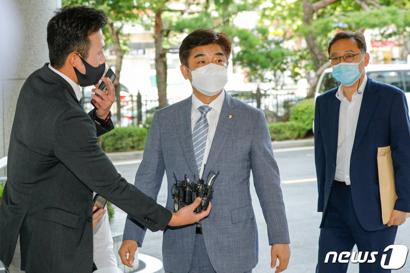 본문 이미지 - 김병욱 더불어민주당 의원이 23일 오후 서울 양천구 남부지방법원에서 열린 국회 패스트트랙(신속처리안건) 충돌사건 관련 폭력행위 등 처벌에 관한 법률 위반(공동폭행) 혐의 첫 공판에 출석하기 전 취재진 질의에 답하고 있다. 2020.9.23/뉴스1 ⓒ News1 안은나 기자