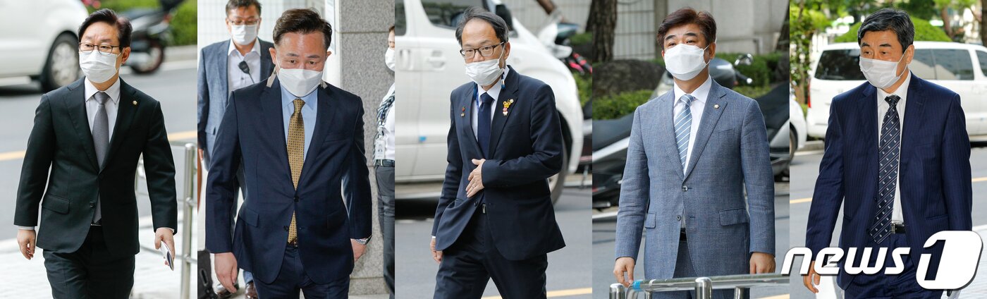 본문 이미지 - 박범계 더불어민주당 의원(왼쪽부터), 표창원 전 의원, 박주민 의원, 김병욱 의원, 이종걸 전 의원이 서울 양천구 남부지방법원에서 열린 국회 패스트트랙(신속처리안건) 충돌사건 관련 폭력행위 등 처벌에 관한 법률 위반(공동폭행) 혐의 첫 공판에 출석하고 있다. 2020.9.23/뉴스1 ⓒ News1 안은나 기자