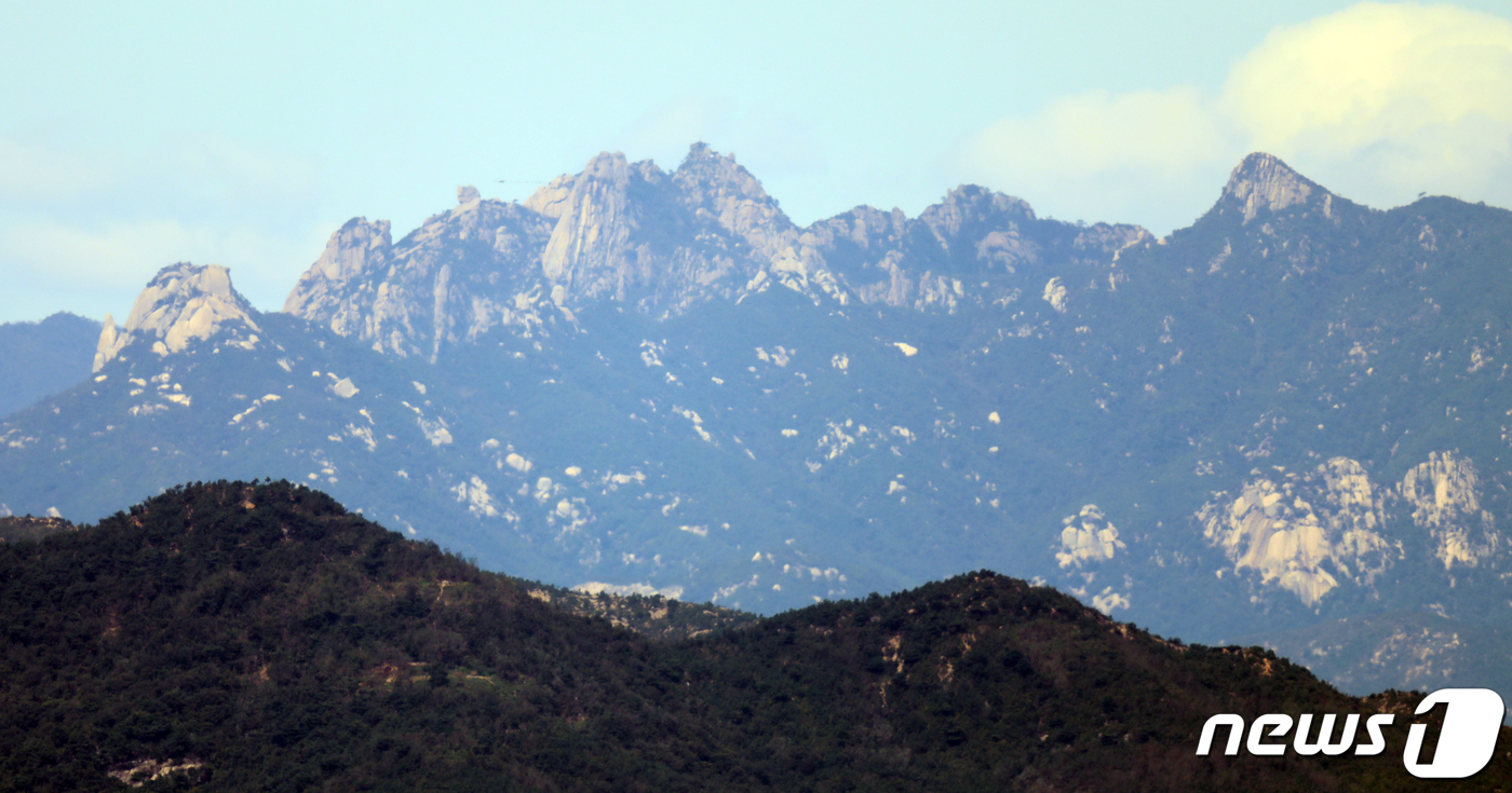 (파주=뉴스1) 김명섭 기자 = 23일 경기도 파주 접경지역에서 바라본 북한 개성 송악산이 위용을 드러내고 있다. 문재인 대통령은  23일(미국 현지시간 22일)  제75차 유엔총 …