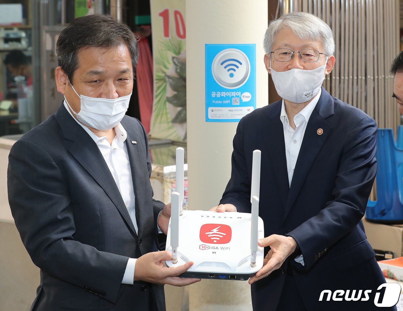 본문 이미지 - 최기영 과학기술정보통신부 장관(오른쪽)과 문용식 한국정보화진흥원 원장이 지난 24일 오전 서울 중구 오장동 중부시장을 찾아 한국판 뉴딜 정책의 일환인 공공 와이파이 품질 고도화 사업 현장을 마치고 기념촬영을 하고 있다. ⓒ News1 임세영 기자