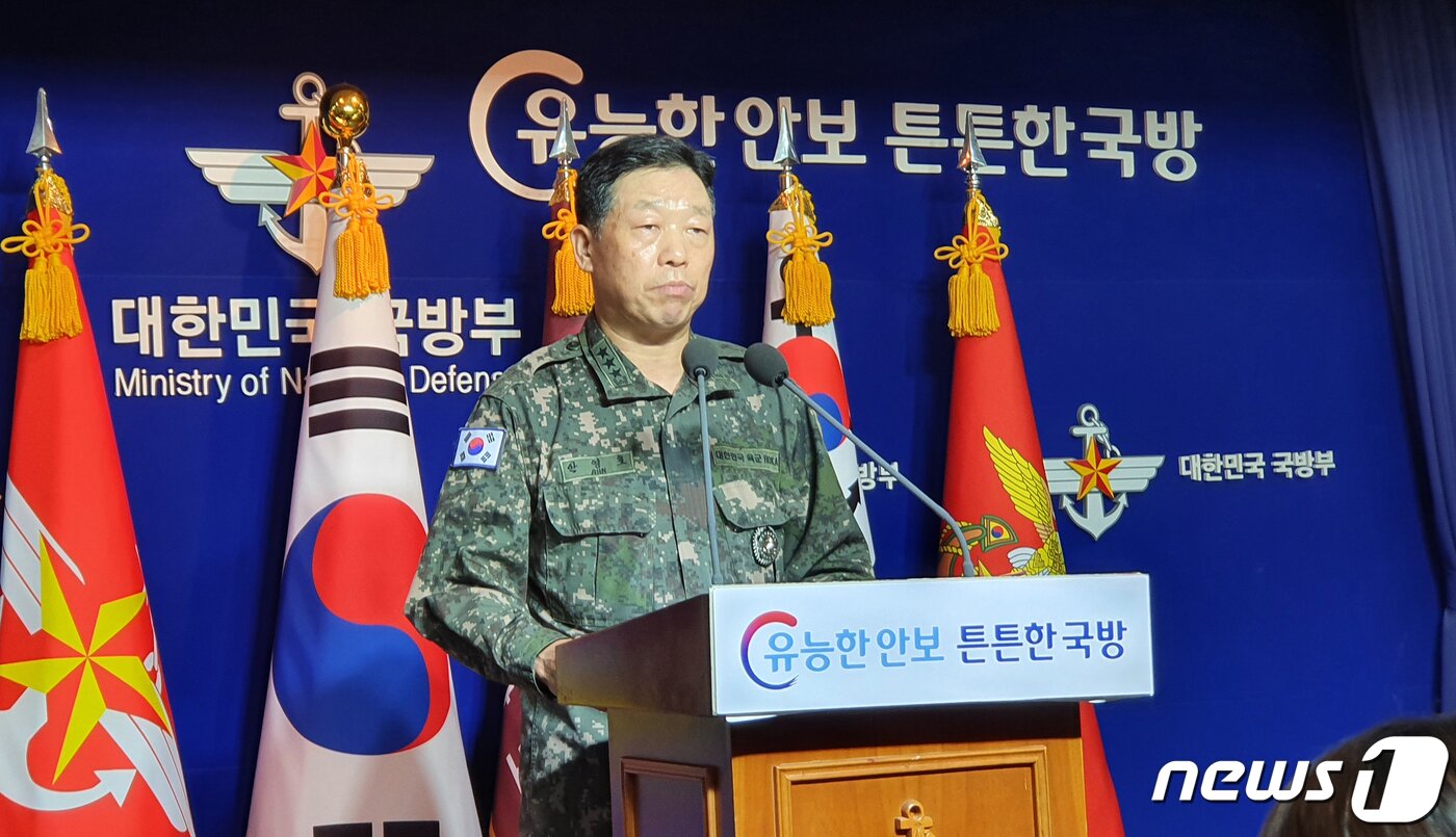 본문 이미지 - 안영호 합참작전본부장이 24일 오전 국방부에서 서해 최북단 소연평도에서 실종된 공무원과 관련한 입장문을 발표하고 있다. 2020.9.24/뉴스1 ⓒ News1 이원준 기자