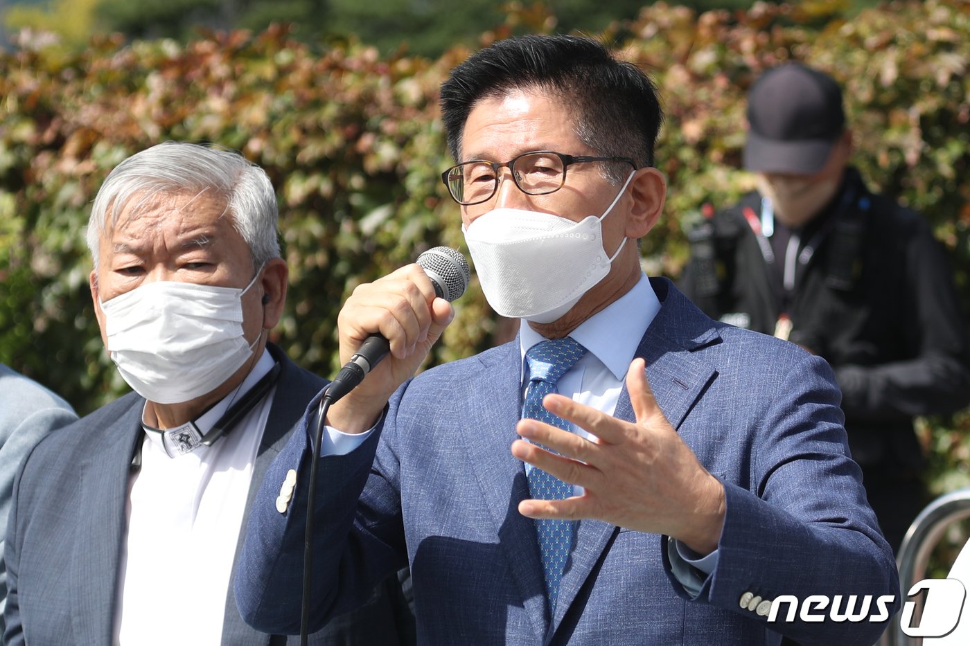 김문수 전 경기지사 등 보수단체 대표들이 24일 오전 서울 여의도 국회 앞에서 기자회견을 열고 개천절인 다음달 3일 광화문집회 중단을 선언하고 있다. 2020.9.24/뉴스1 ⓒ News1 성동훈 기자