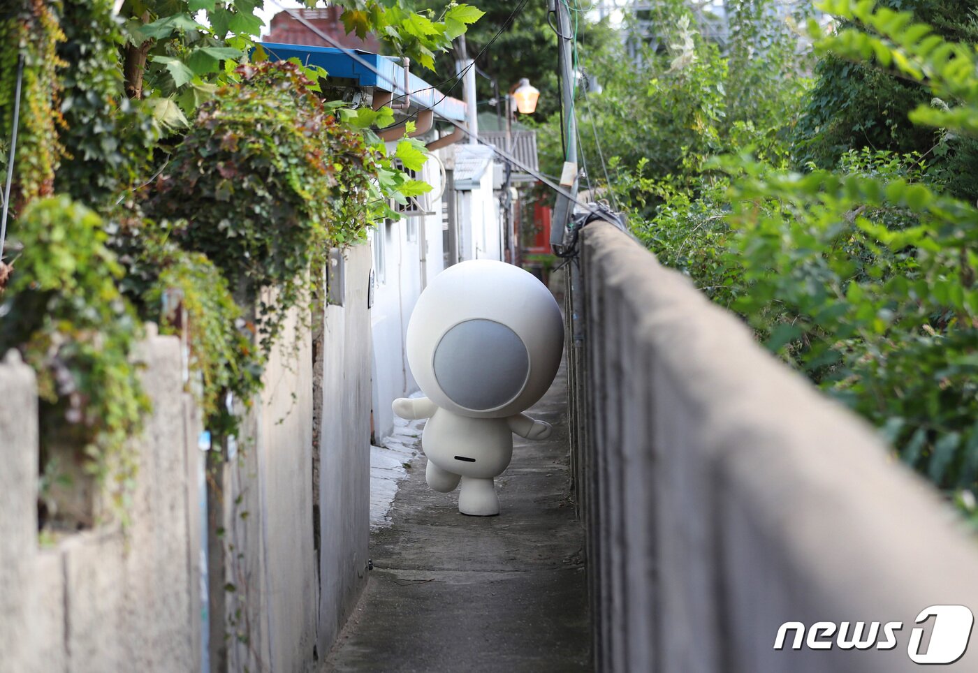 본문 이미지 - 2002년 자취를 감춘 LG텔레콤(현 LG유플러스) 마스코트 '홀맨'이 18년만에 돌아왔다. 귀여운 생김새와 어딘지 모르게 어설픈 모습의 '홀맨'은 당시 한국문화콘텐츠진흥원 지정 '캐릭터 베스트 10'에 선정되는 등 2000년대 초 10대를 중심으로 큰 인기를 끌었지만 피처폰 시대가 저물면서 자취를 감췄다. 24일 서울의 한 골목길에서 새롭게 돌아온 '홀맨'이 카메라를 향해 포즈를 취하고 있다. 2020.9.24/뉴스1 ⓒ News1 이성철 기자
