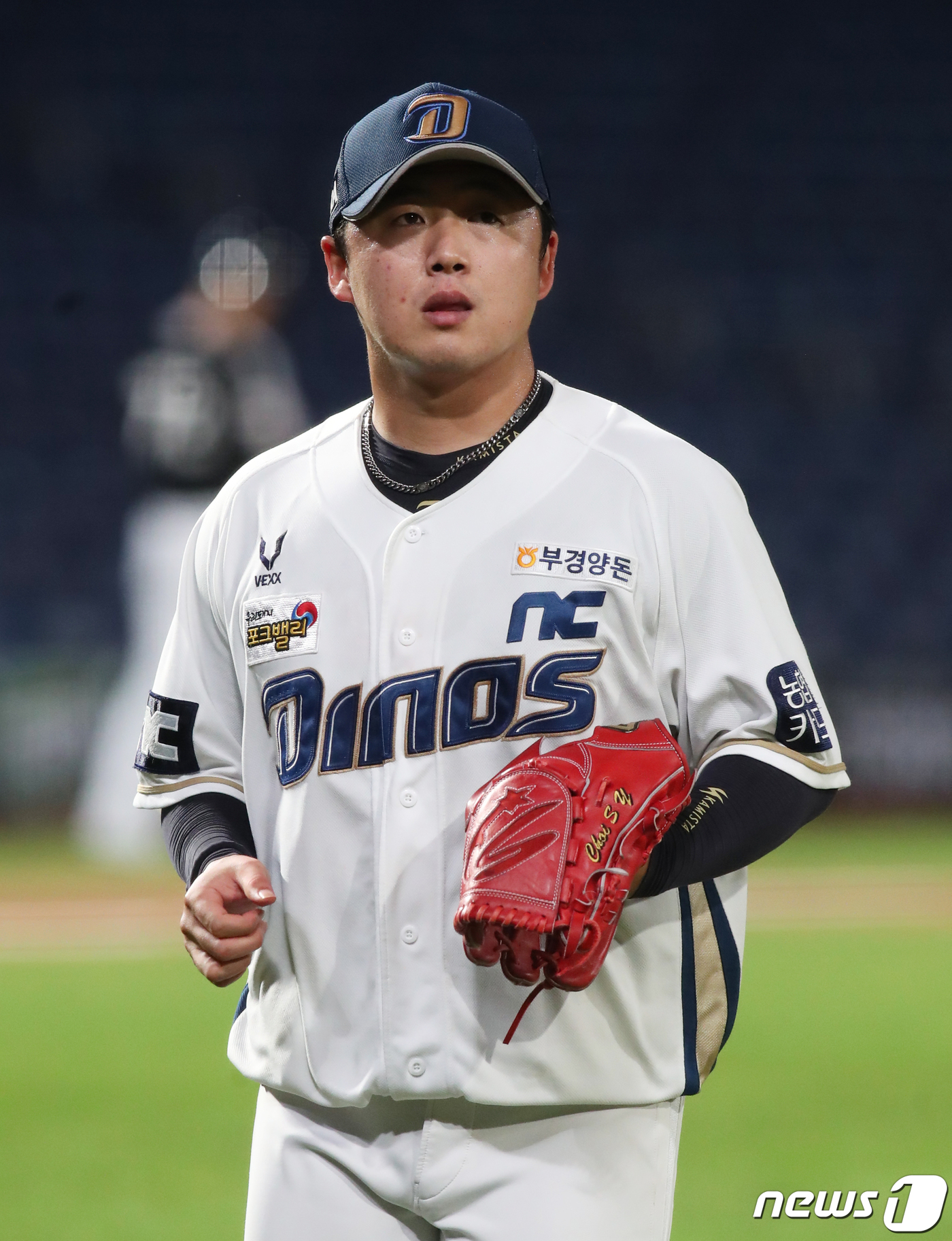 (창원=뉴스1) 여주연 기자 = 24일 오후 창원NC파크에서 열린 2020 프로야구 신한은행 SOL KBO리그 NC 다이노스와 LG 트윈스의 경기에서 3회초 NC 선발 최성영이 마 …