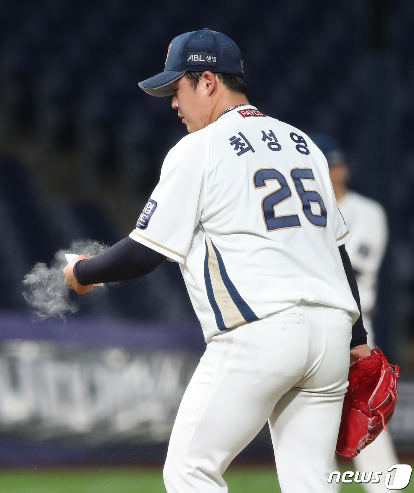 (창원=뉴스1) 여주연 기자 = 24일 오후 창원NC파크에서 열린 2020 프로야구 신한은행 SOL KBO리그 NC 다이노스와 LG 트윈스의 경기에서 3회초 NC 선발 최성영이 마 …