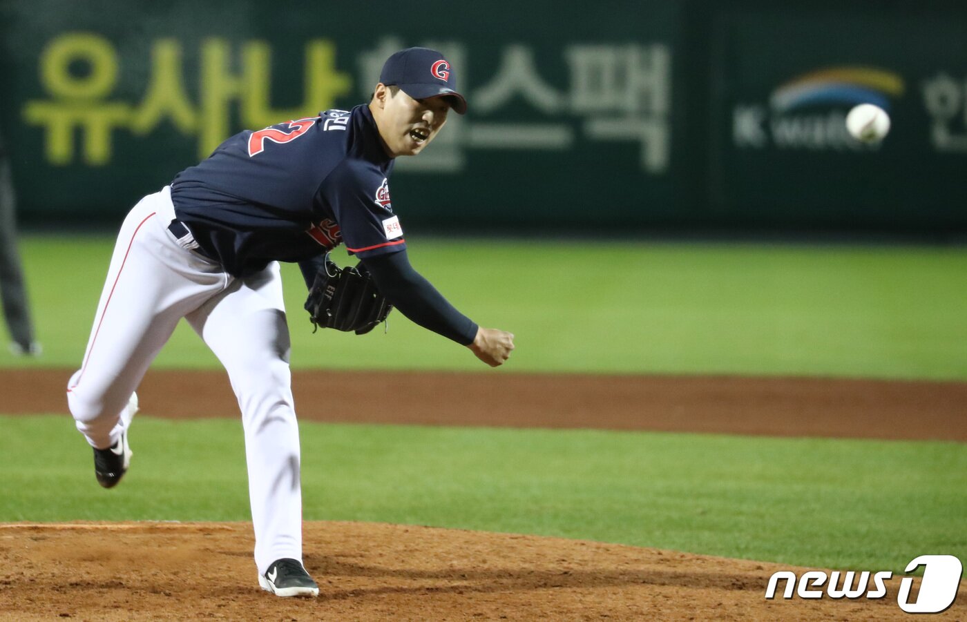 본문 이미지 - 24일 오후 대전 중구 한화생명 이글스파크에서 열린 프로야구 2020 신한은행 SOL KBO 리그 롯데자이언츠와 한화이글스의 경기에서 7회말 교체 투입된 롯데 투수 구승민이 역투하고 있다. 2020.9.24/뉴스1 ⓒ News1 김기태 기자