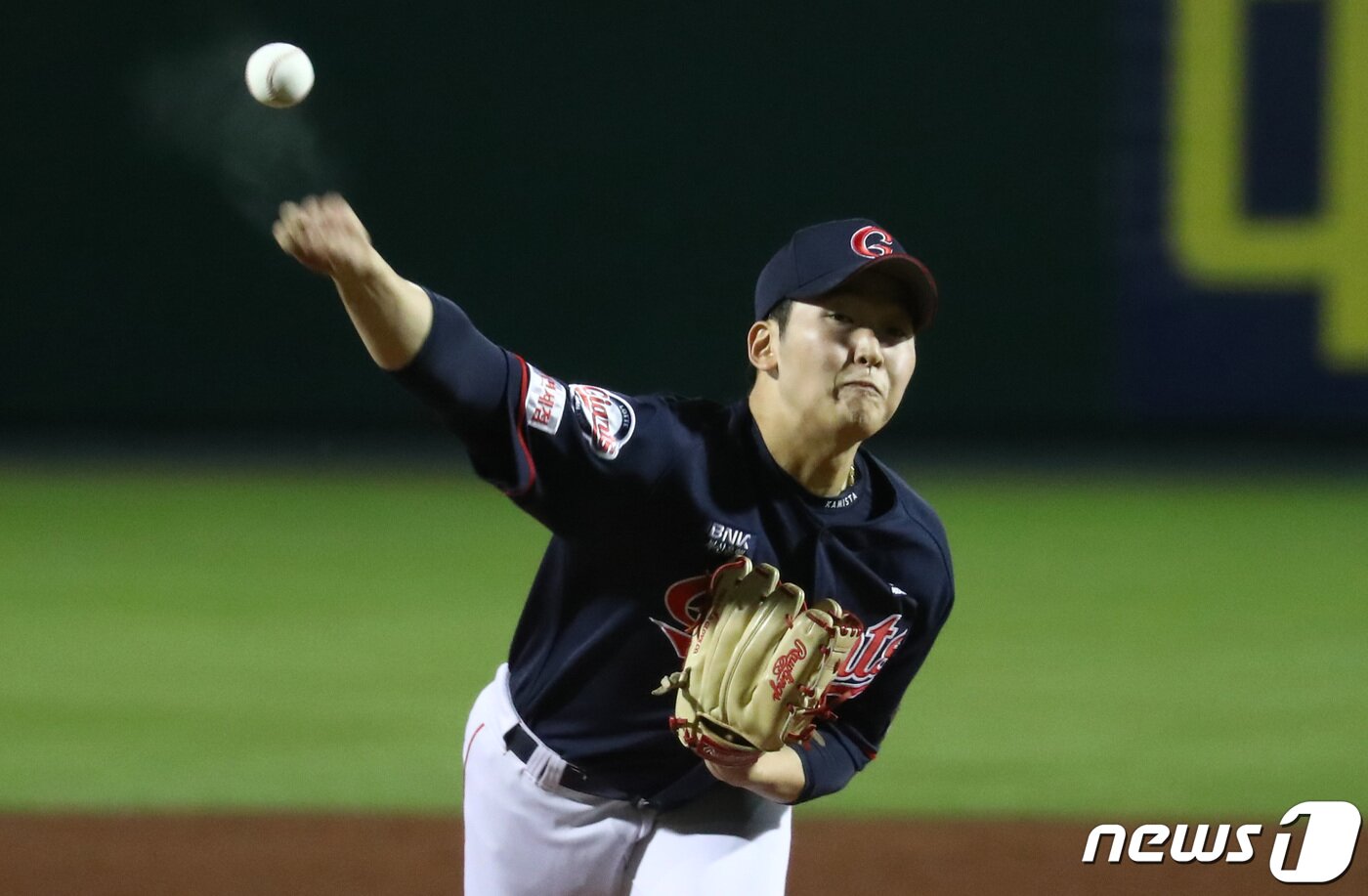 본문 이미지 - 24일 오후 대전 중구 한화생명 이글스파크에서 열린 프로야구 2020 신한은행 SOL KBO 리그 롯데자이언츠와 한화이글스의 경기에서 교체 투입된 롯데 투수 최준용이 역투하고 있다. 2020.9.24/뉴스1 ⓒ News1 김기태 기자