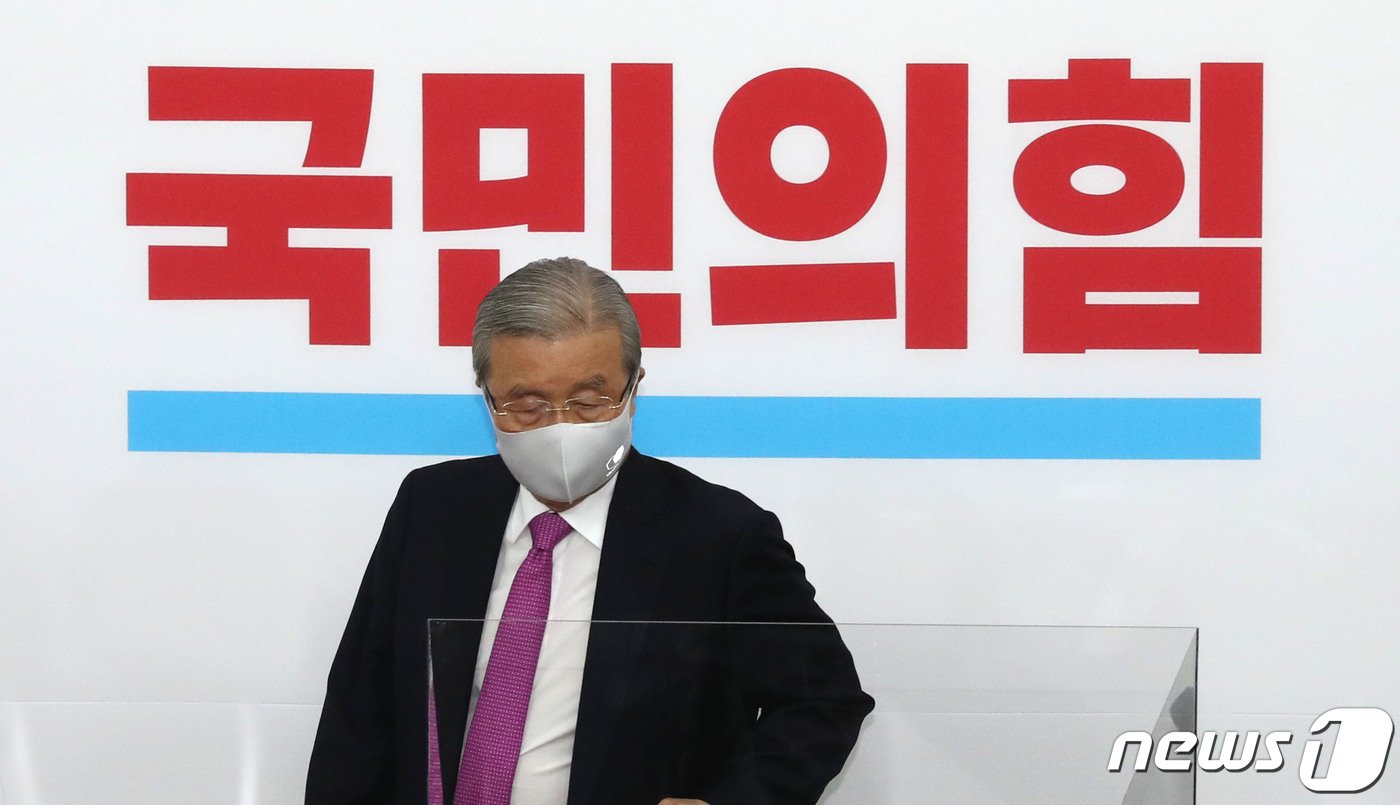 본문 이미지 - 국민의힘 김종인 비상대책위원장이 25일 오전 서울 여의도 국회에서 열린 당 소속 시·도지사 조찬 간담회에 참석하고 있다. 김 위원장 뒤의 백드롭은 새 당색과 당로고를 사용해 제작됐다. 2020.9.25/뉴스1 ⓒ News1 박세연 기자