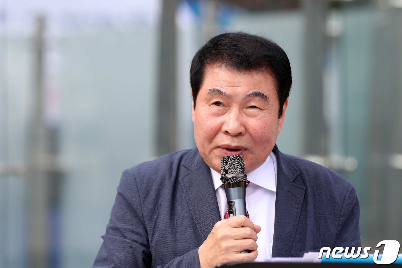 (서울=뉴스1) 황기선 기자 = 최인식 8.15집회참가자 국민비상대책위원회 사무총장이 25일 오후 서울 서초구 서울행정법원 앞에서 열린 '개천절 광화문집회·차량시위 가처분 소송 제 …