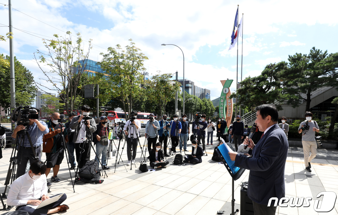 (서울=뉴스1) 황기선 기자 = 최인식 8.15집회참가자 국민비상대책위원회 사무총장이 25일 오후 서울 서초구 서울행정법원 앞에서 열린 '개천절 광화문집회·차량시위 가처분 소송 제 …