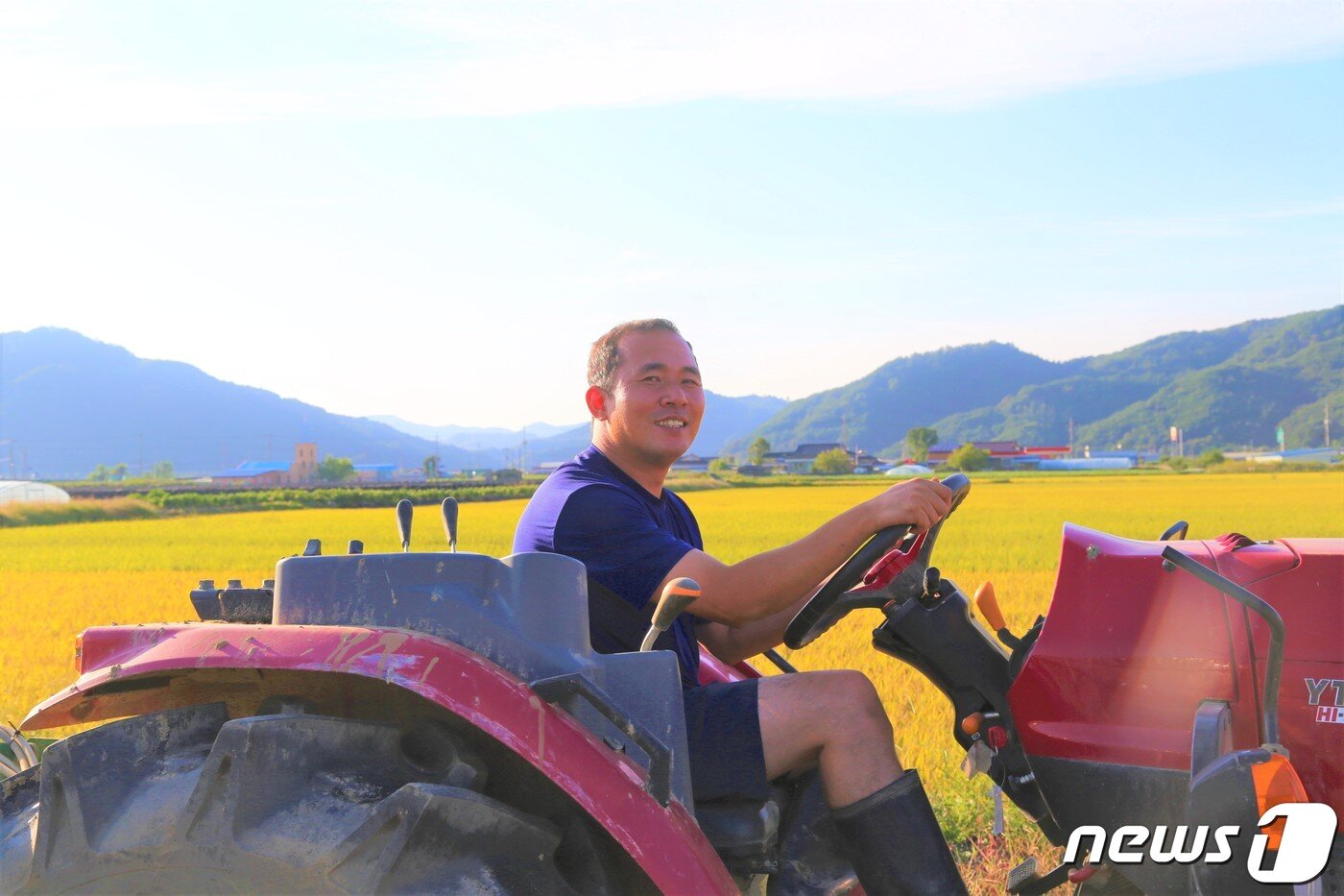 본문 이미지 - 진안군 마령면에 위치한 바른농작 시설 앞에서 김은호 대표가 트랙터를 타고 있다. 트랙터는 김은호 대표가 농사를 짓는데 가장 중요한 장비 중 하나다. 귀농은 아직 3년차지만 기계공학을 전공한 그는 기계를 다루는 일에 능숙하다.2020.9.25 /ⓒ 뉴스1 이지선 기자