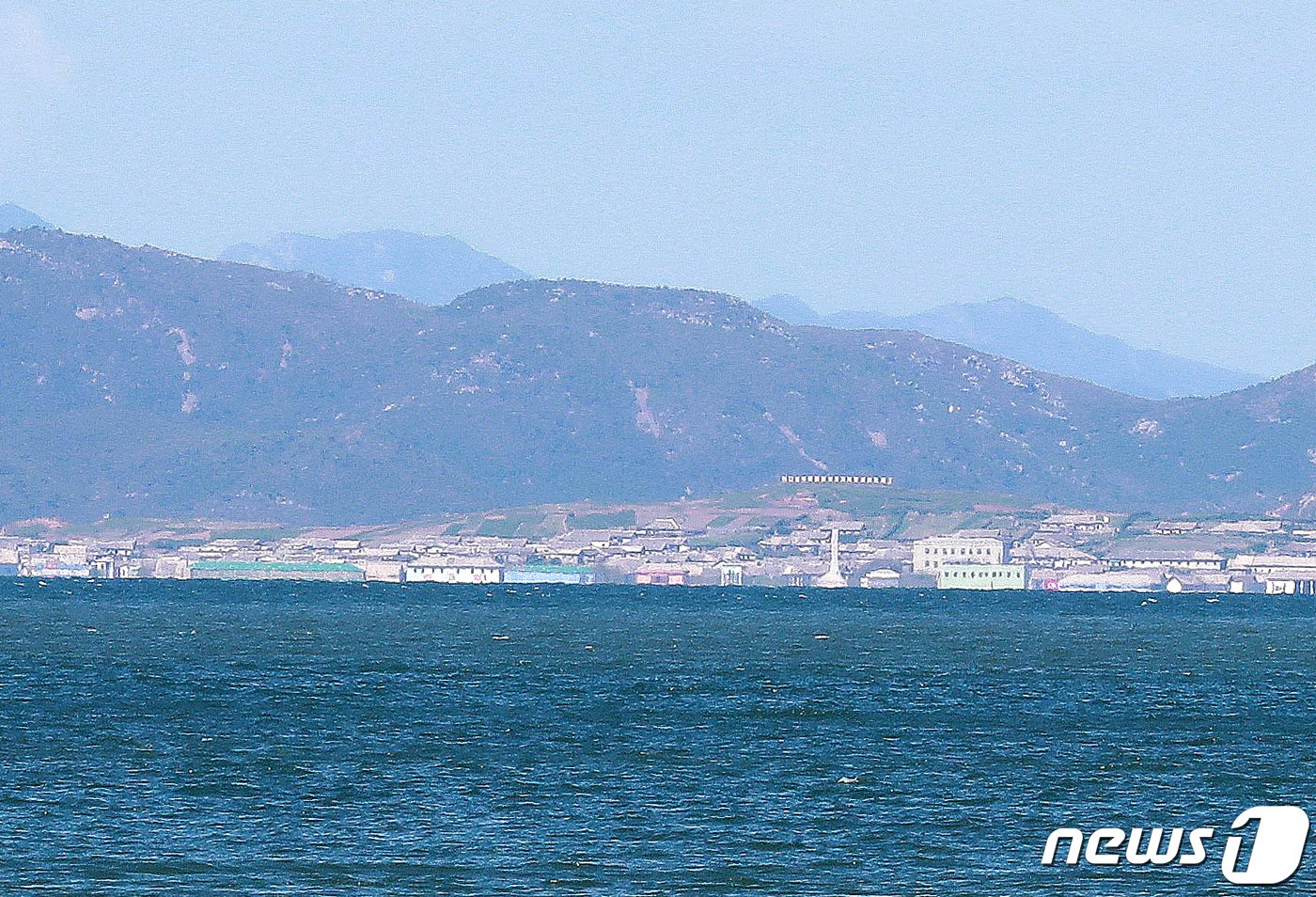 본문 이미지 - 인천 옹진군 대연평도에서 바라본 북한 해안 마을. 2020.9.25/뉴스1 ⓒ News1 구윤성 기자