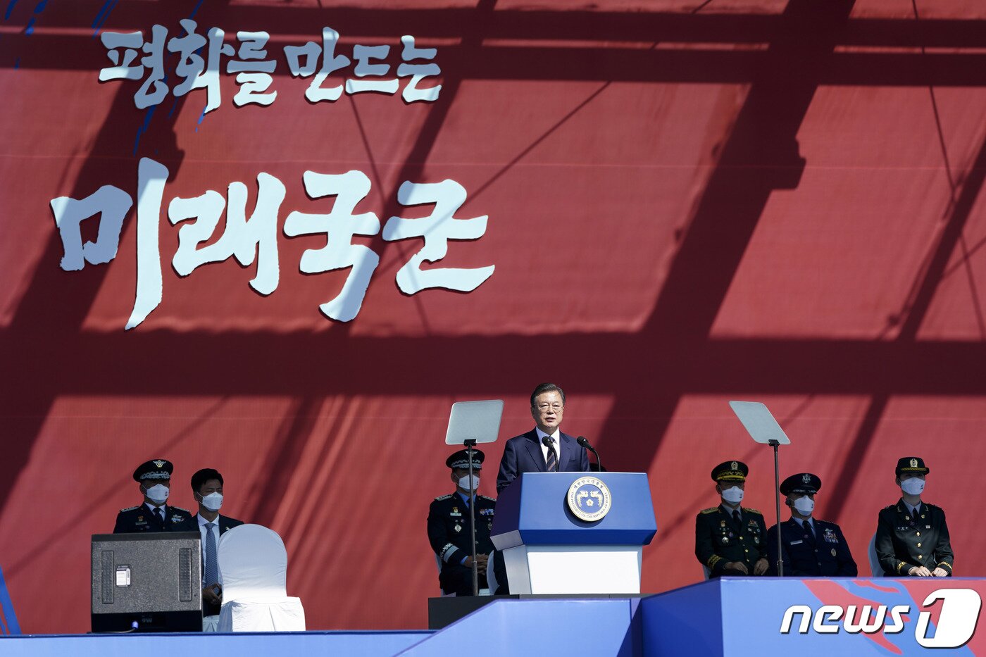 본문 이미지 - 문재인 대통령이 지난 2020년 9월25일 오전 경기도 이천 특수전사령부에서 열린 제72주년 국군의 날 행사에서 기념사를 하고 있다. ⓒ News1 박정호 기자