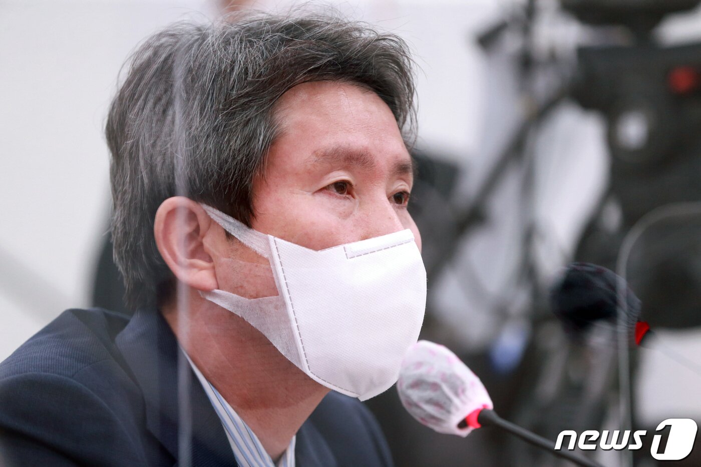 본문 이미지 - 이인영 통일부 장관이 25일 오후 서울 여의도 국회에서 열린 외교통일위원회 전체회의에서 의원질의에 답하고 있다. 2020.9.25/뉴스1 ⓒ News1 박세연 기자