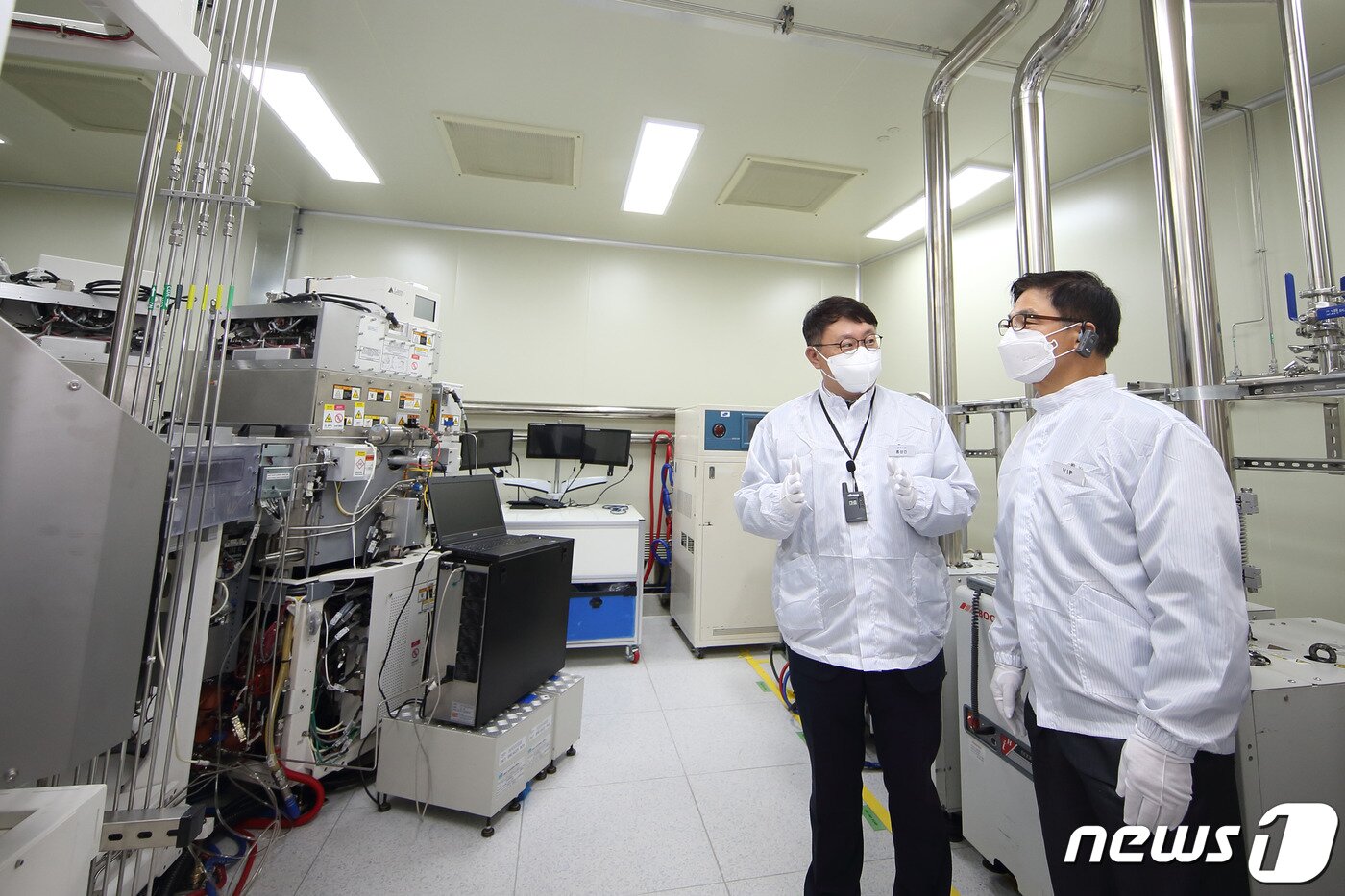 본문 이미지 - 25일 오전 제1회 건강한 연구실로 선정된 경기도 용인시 명지대학교 자연캠퍼스 반도체공정진단연구소에서 홍상진 교수(왼쪽)가 정병선 과학기술정보통신부 제1차관에게 시설 안내를 하고 있다.ⓒ 뉴스1