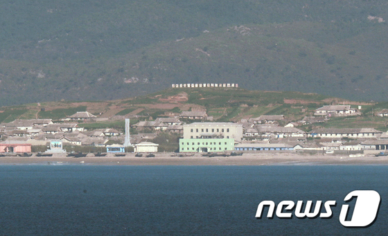 인적없는 북한 강령군 해안마을