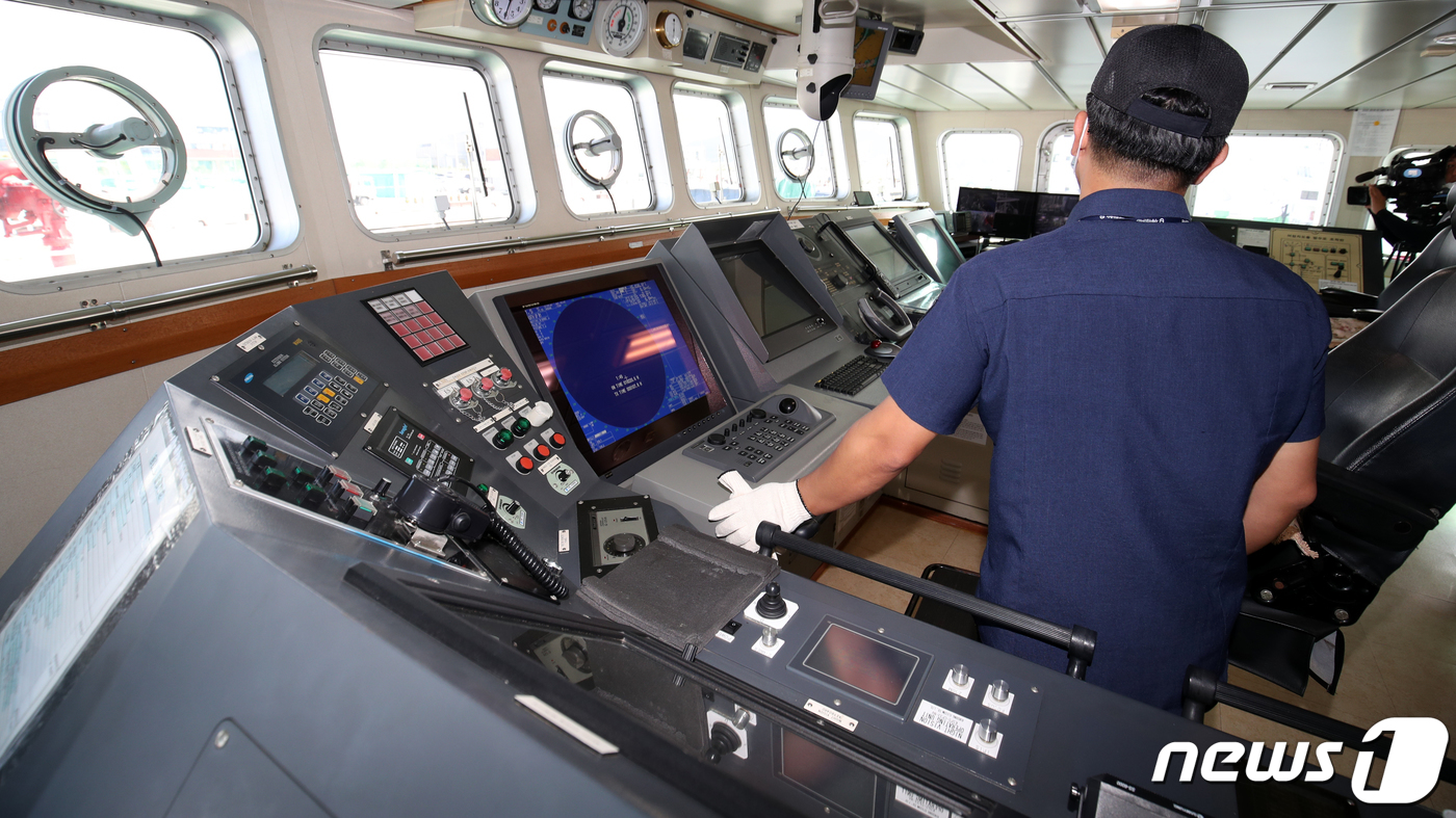 (목포=뉴스1) 황희규 기자 = 해양수산부가 26일 오전 전남 목포 서해어업관리단 국가어업지도선 전용부두에서 무궁화 10호와 동일 톤수의 선박인 무궁화 29호를 공개했다.사진은 북 …