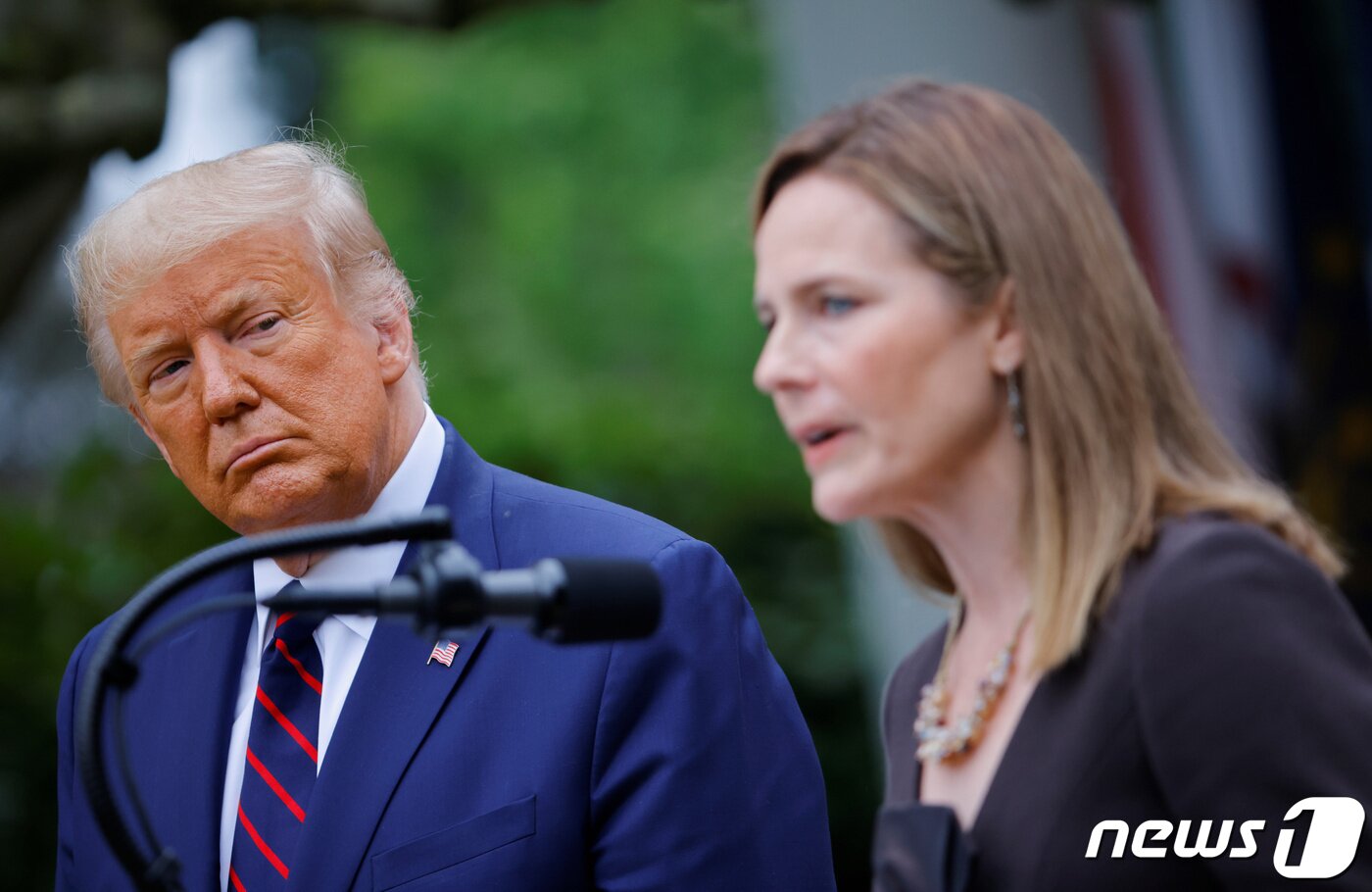 본문 이미지 - 배럿이 26일 백악관에서 열린 기자회견에서 트럼프 대통령의 지명을 받아들인다고 밝히고 있다. ⓒ 로이터=뉴스1 ⓒ News1  박형기 기자 