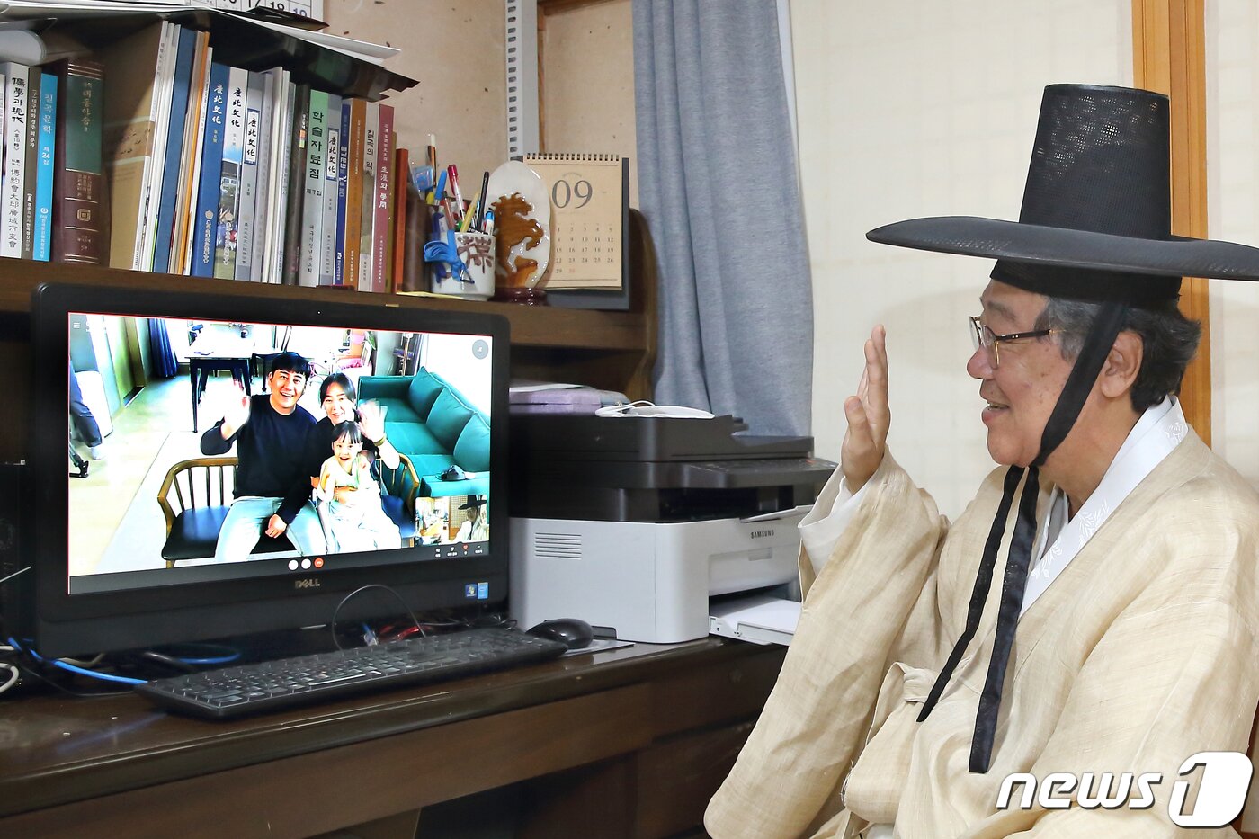 본문 이미지 - 27일 광주 이씨 석담선생의 16대 종손인 이병구씨(68)가 인천에 사는 딸 부부에게 화상대화를 하며 "추석에 고향을 방문하지 마라＂고 당부하고 있다. (칠곡군 제공) 2020.9.27/뉴스1 ⓒ News1