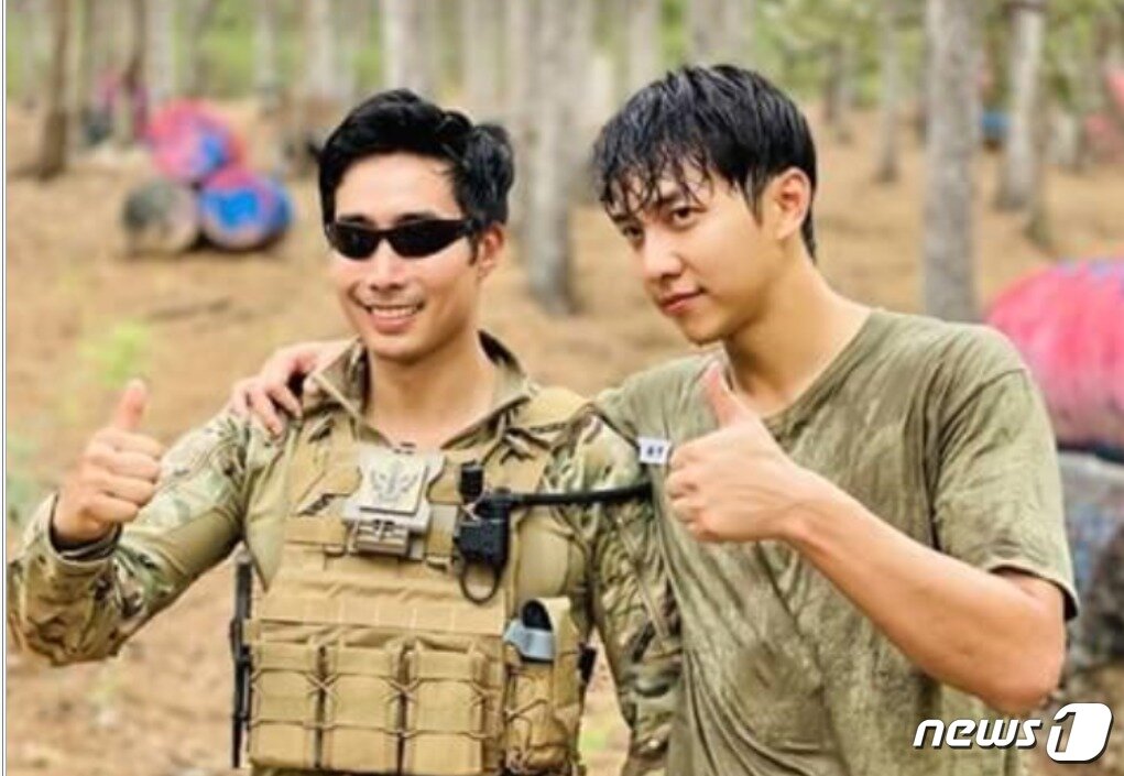 본문 이미지 - SBS 집사부 일체에 출연한 이근 대위와 이승기. (SBS 갈무리) ⓒ News1
