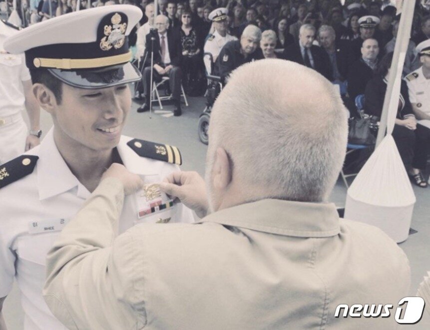 본문 이미지 - 네이비실 교육을 수석으로 수료한 이근 대위가 네이비 실 마크를 받고 있다. (SNS 갈무리) ⓒ 뉴스1