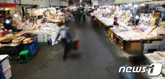 본문 이미지 - 서울의 한 전통시장이 썰렁한 모습을 보이고 있다. 신ⓒ News1 허경 기자