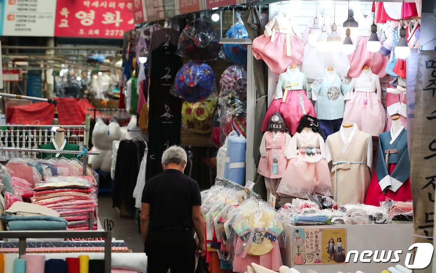본문 이미지 - 사상 초유의 '비대면 한가위'를 앞두고 명절 대목이 사라진 28일 서울의 한 전통시장이 썰렁한 모습을 보이고 있다. . 2020.9.28/뉴스1 ⓒ News1 허경 기자