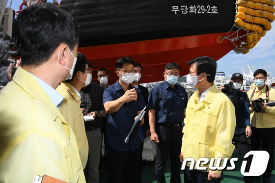 공무원 北 피격 사고 관련 설명듣는 문성혁 장관
