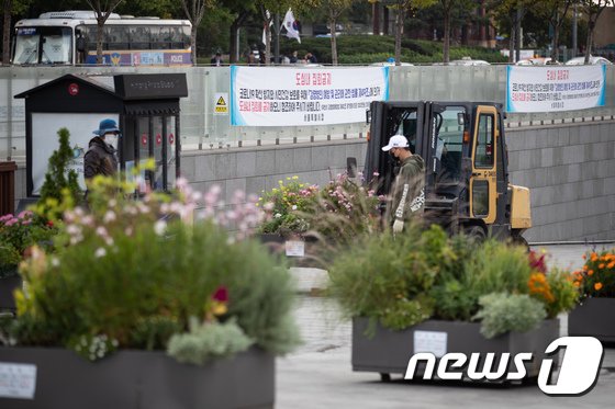 '집회 금지' 광화문광장 화단 재배치