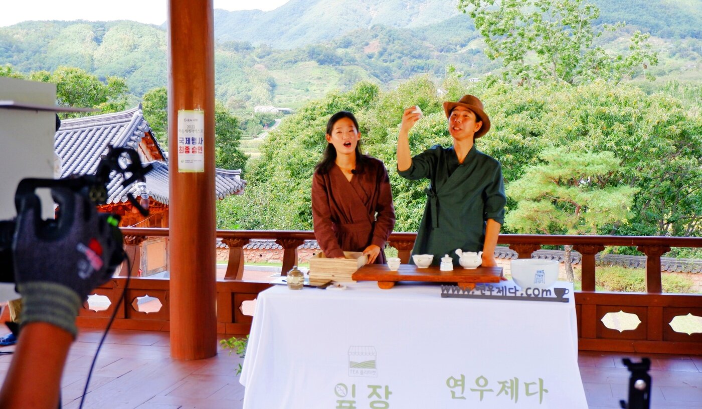 본문 이미지 - 차 전문가가 랜선여행객들에게 다기를 설명하고 있다 ⓒ 뉴스1