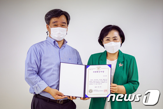 국가균형발전위원회의 지역혁신가상을 수상한 구장완 대전복지재단 경영지원부장(왼쪽).© 뉴스1
