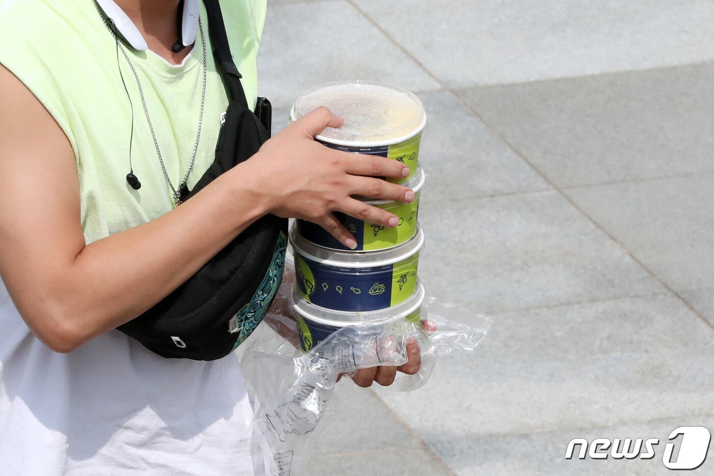 본문 이미지 - 추석 연휴 기간 고속도로 휴게소 실내 매장 내 취식 금지가 시작된 29일 오후 경기도 용인시 기흥휴게소 부산방향에서 시민들이 간편식을 구매해서 가고 있다. 기흥휴게소에서는 신종 코로나바이러스 감염증(코로나19) 확산 방지를 위해 식당 내 전 매장 테이크 아웃 도시락류만 판매해 이용객의 체류시간을 최소화하고 있다. 2020.9.29/뉴스1 ⓒ News1 조태형 기자