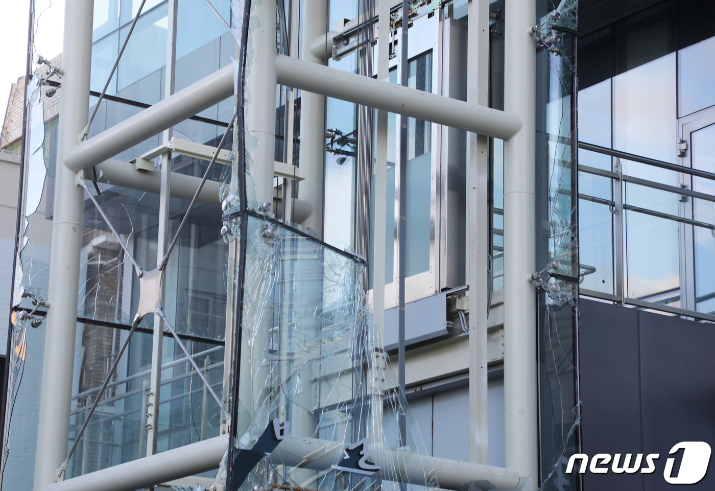 (울산=뉴스1) 조민주 기자 = 제9호 태풍 마이삭(MAYSAK)이 지나간 3일 오전 울산 중구 성남동의 한 주상복합 건물 엘리베이터 유리 외벽이 강풍에 파손돼 있다. 2020.9 …