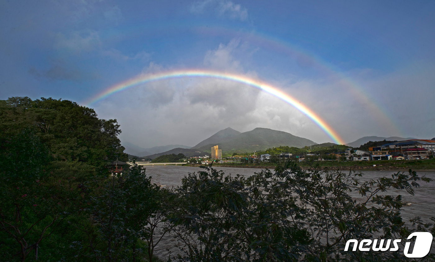 (서울=뉴스1) = 제9호 태풍 ‘마이삭’이 지나간 3일 오전 경남 산청군 산청읍 경호강에서 바라본 왕산과 필봉산 위로 무지개가 떠 진풍경을 연출하고 있다.  (산청군 제공) 20 …