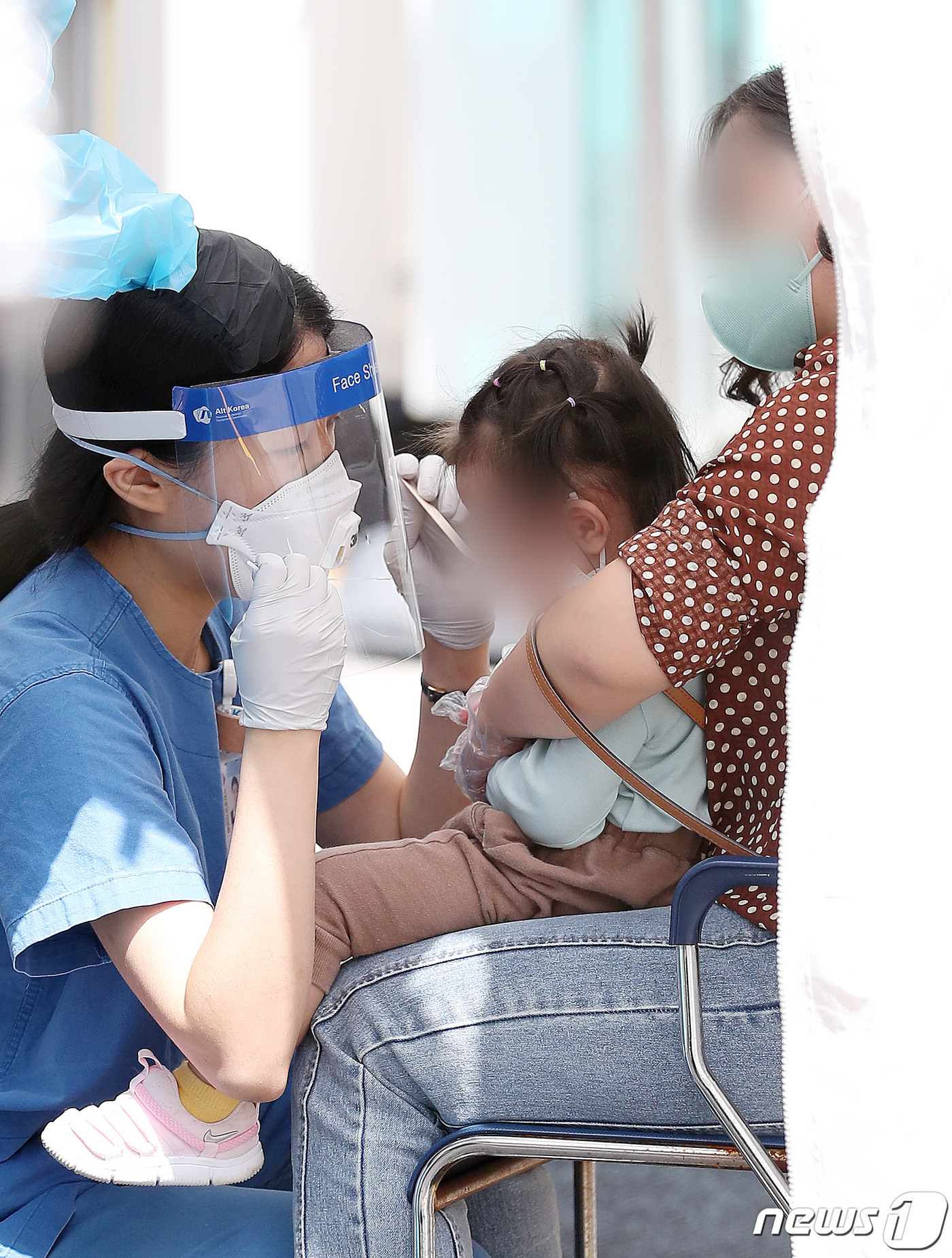 (서울=뉴스1) 김진환 기자 = 9일 오전 서울 중구 국립중앙의료원에 마련된 선별진료소 에서 의료진들이 검사를 하고 있다. 질병관리본부 중앙방역대책본부에 따르면 이날 신규 확진자는 …