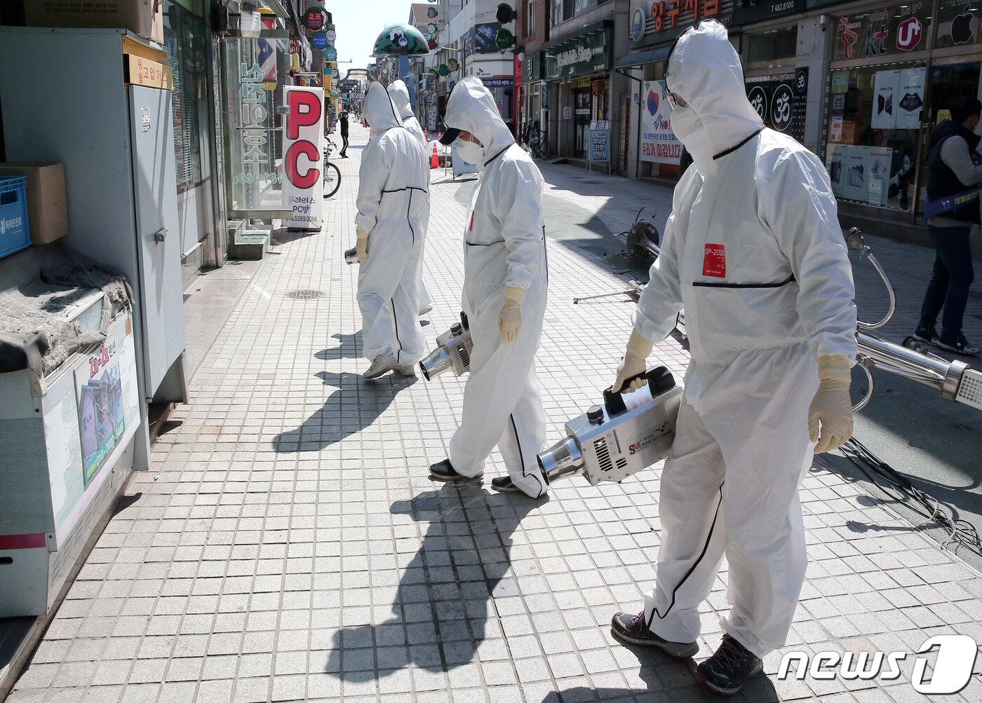 본문 이미지 - 지난 3월 양구군 직원들이 차없는 거리를 소독하는 모습.(양구군 제공)ⓒ 뉴스1
