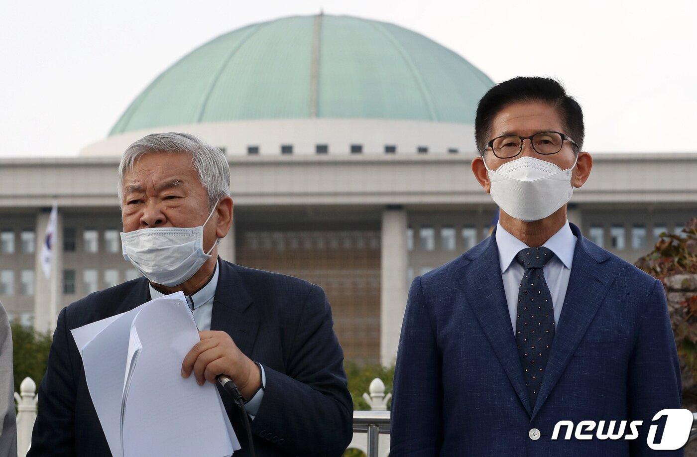 본문 이미지 - 서경석 목사와 김문수 전 경기도지사를 비롯한 시민단체 회원들이 30일 오후 서울 여의도 국회 앞에서 열린 개천절 집회 금지 통고 관련 입장발표 기자회견을 하고 있다. 2020.9.30/뉴스1 ⓒ News1 이동해 기자