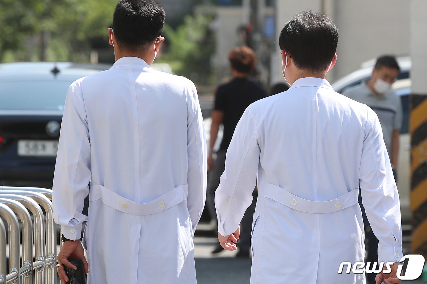 본문 이미지 - 4일 더불어민주당과 대한의사협회가 ‘의대 정원 확대, 공공의대 신설 추진 등에 대해 원점에서 재검토’에 합의하면서 파업을 철회한 가운데 대구 중구 삼덕동 경북대학교병원에서 의료진이 근무지로 향하고 있다. 한편 이날 현장 전공의들은 협상 타결이나 업무복귀 공지를 아직 전달받지 못했다며, 피켓시위를 이어나가며 다소 혼선을 빚고 있다. 2020.9.4/뉴스1 ⓒ News1 공정식 기자