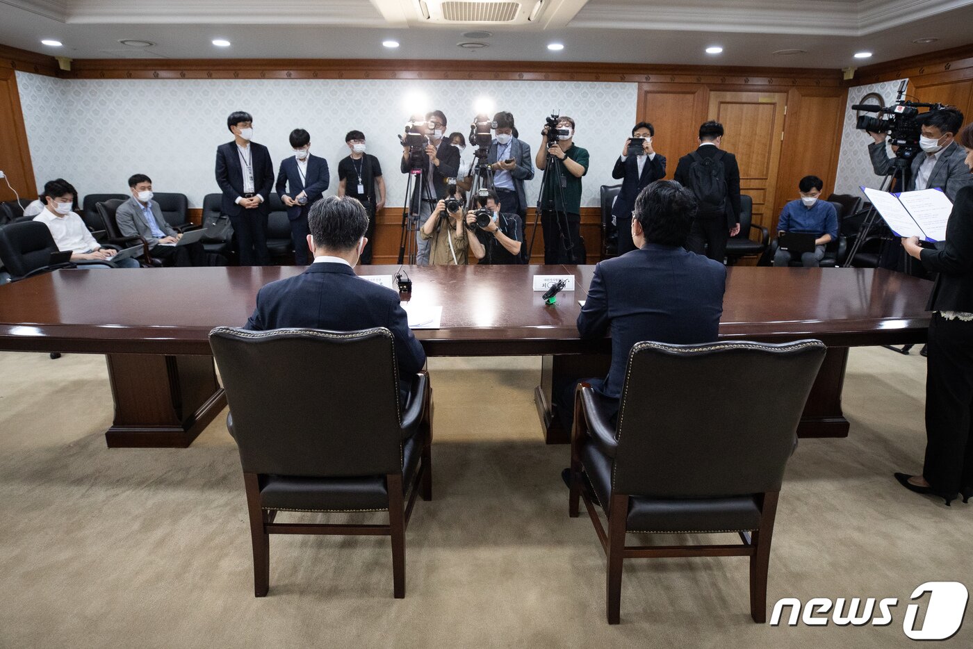 본문 이미지 - 박능후 보건복지부 장관&#40;왼쪽&#41;과 최대집 대한의사협회장이 4일 서울 종로구 정부서울청사에서 집단휴진을 중단하고 의대정원 확대 등의 의료정책을 협의하는 의정협의체를 구성하는 내용의 합의문 서명식에 참석하고 있다. 2020.9.4/뉴스1 ⓒ News1 유승관 기자