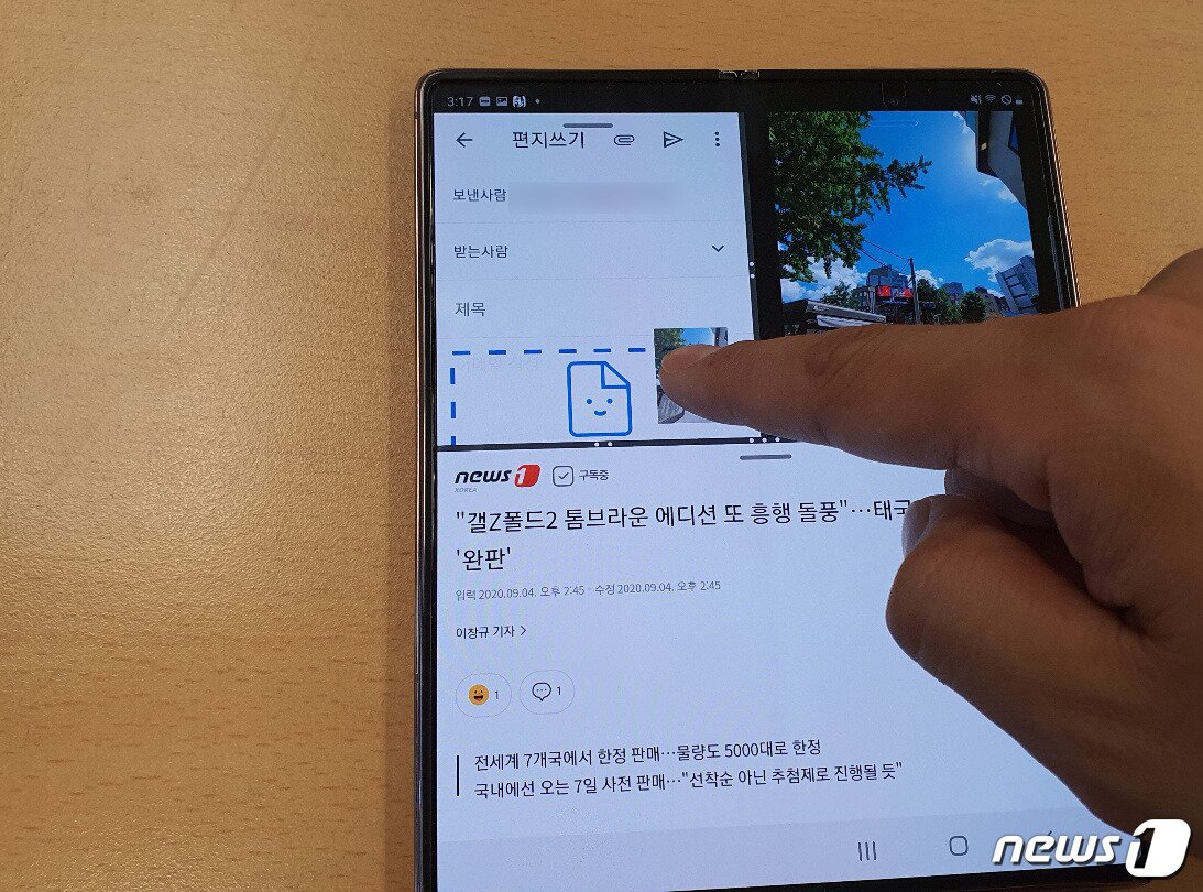 본문 이미지 - 삼성전자 갤럭시Z폴드2로 3개 앱을 켜놓고 멀티태스킹을 하는 모습. 갤러리의 사진을 드래그앤드롭으로 쥐메일로 끌어오고 있다. 2020.09.04. /뉴스1 ⓒ News1 김정현 기자
