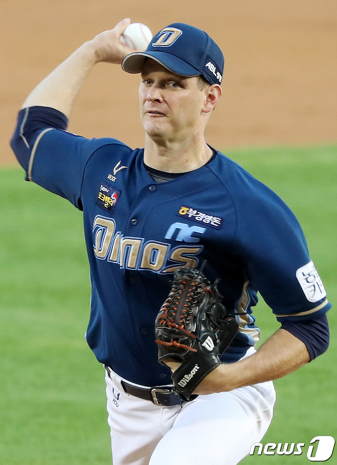(서울=뉴스1) 민경석 기자 = 4일 오후 서울 송파구 잠실야구장에서 열린 프로야구 '2020 신한은행 SOL KBO리그' NC 다이노스와 LG 트윈스의 경기 1회말 NC 선발 루 …