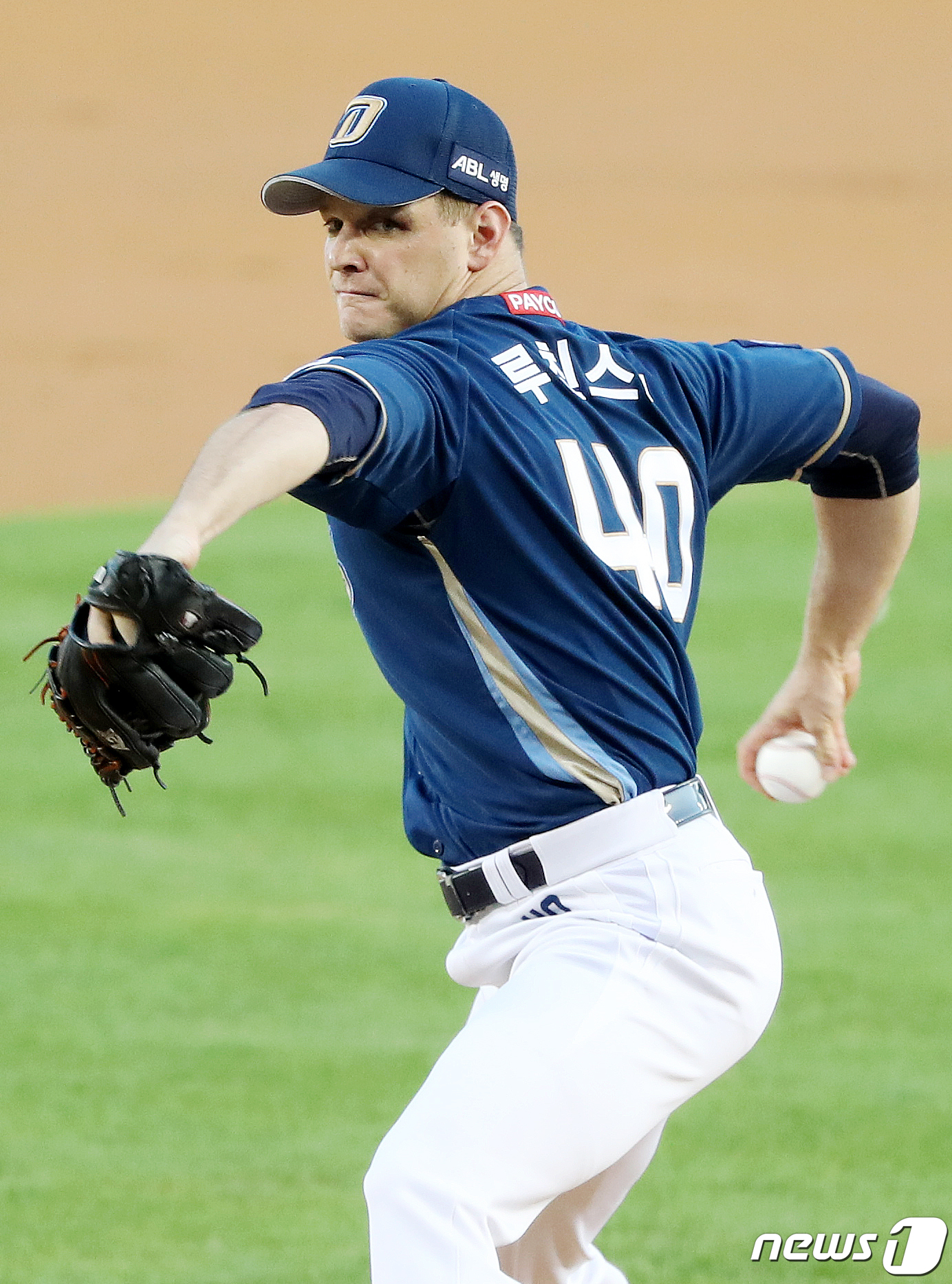 (서울=뉴스1) 민경석 기자 = 4일 오후 서울 송파구 잠실야구장에서 열린 프로야구 '2020 신한은행 SOL KBO리그' NC 다이노스와 LG 트윈스의 경기 1회말 NC 선발 루 …