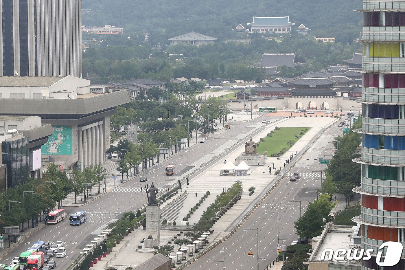 본문 이미지 - 코로나19 방역 강화를 위한 사회적 거리두기 2.5단계 조치가 1주일 연장된 가운데 6일 오전 서울 광화문광장이 한산한 모습을 보이고 있다. 2020.9.6/뉴스1 ⓒ News1 임세영 기자