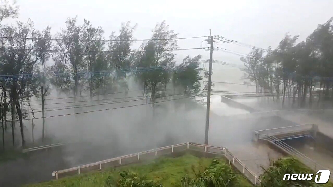 본문 이미지 - 6일 제10호 태풍 '하이선' 영향권에 접어든 일본 가고시마현 아마미에 많은 비가 내리고 있다. ⓒ 로이터=뉴스1